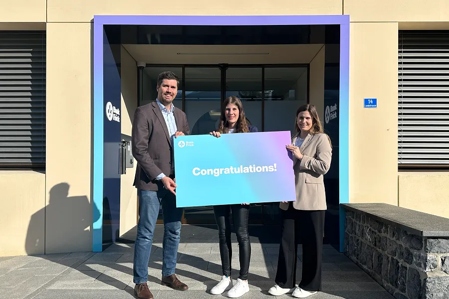 Martin Angerer, Studienleiter CAS Blockchain und FinTech sowie des MSc Innovative Finance, Stipendiatin Sabrina Zimmermann sowie Tonja Kohler, Head of Marketing Communication Bank Frick