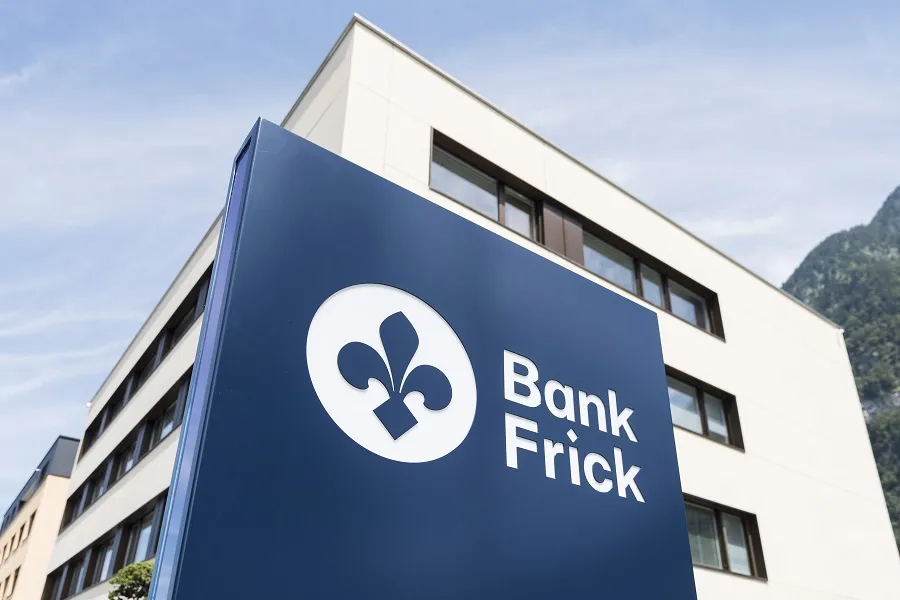 Hauptgebäude und Empfang von Bank Frick in Balzers